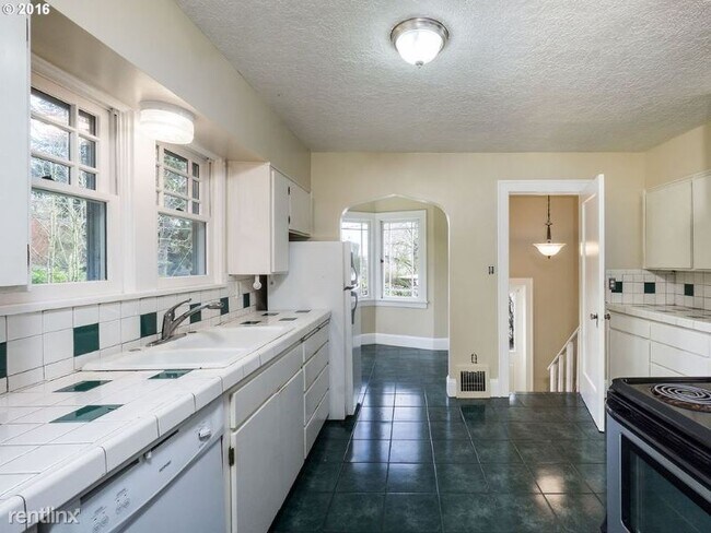 Building Photo - 3 br, 2 bath House - 7130 SW Canyon Drive