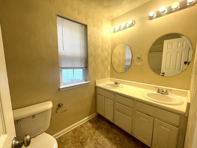 Building Photo - GORGEOUS SINGLE FAMILY 3BR/2.5BA PARK PLAC...