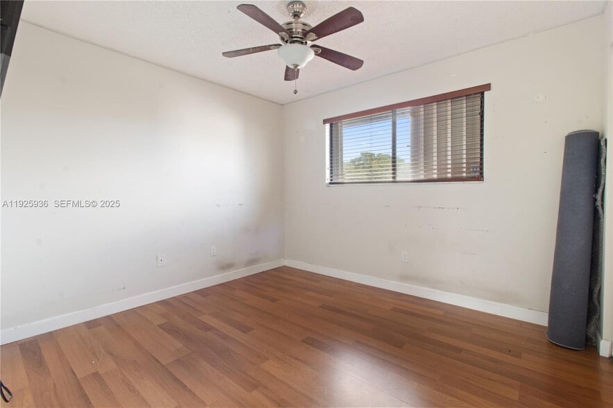 Building Photo - 10161 SW 137th Ct