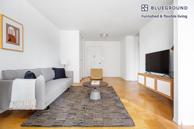 Building Photo - 245 E 40th St