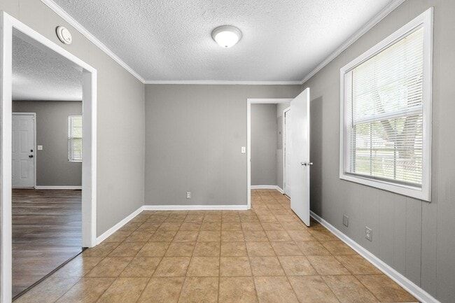 Building Photo - 3 Bedroom Pet Friendly Home For Rent Close To Post!