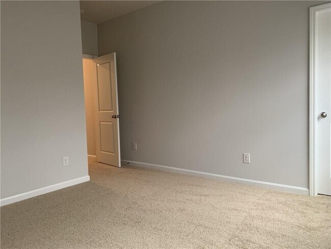 Building Photo - 430 Broadmoor Dr