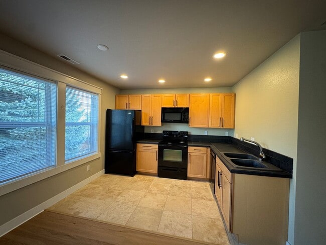 Building Photo - Cute and Modern Studio in Downtown Bend