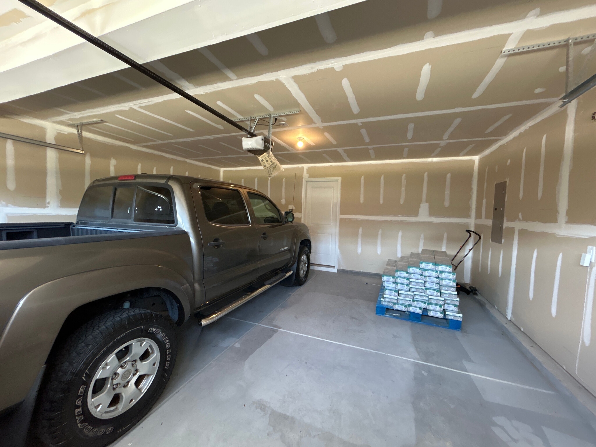 Building Photo - Room in Single Family Home on Glacis Ct