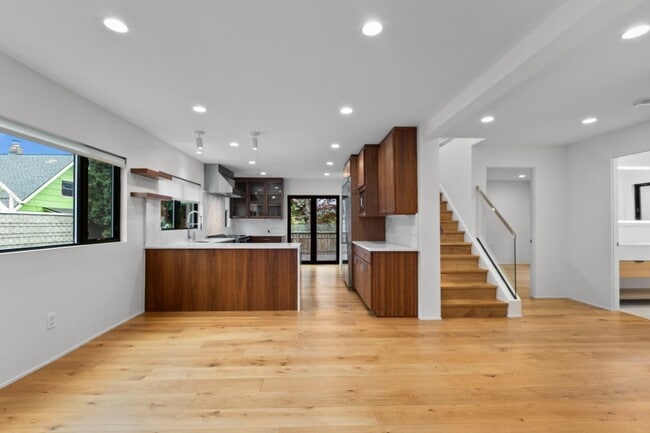 Building Photo - 4Bd/3Ba Seattle House