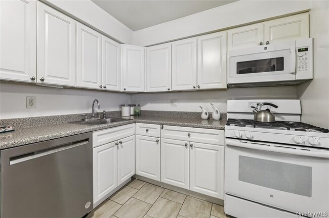 Building Photo - 10 Brevoort Dr