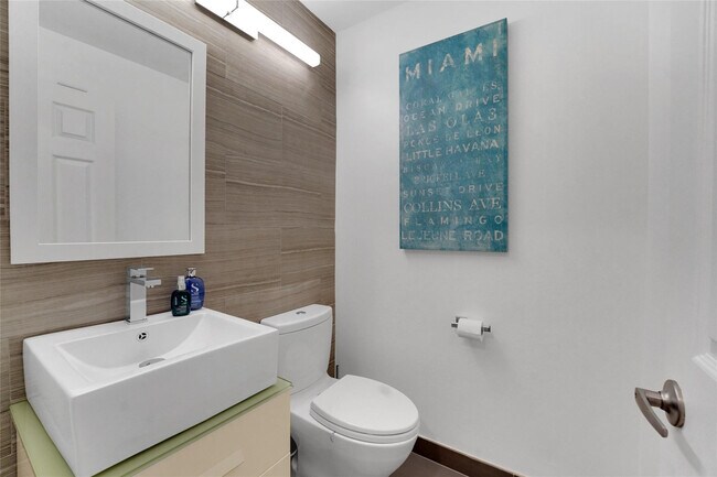 Building Photo - 4108 W Palm Aire Dr