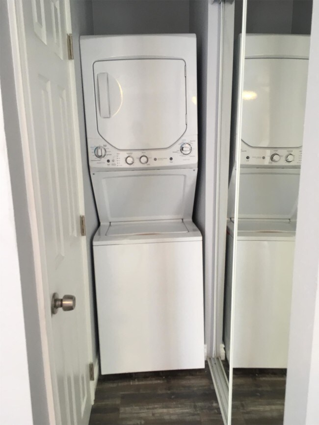 Building Photo - 1838 E 7th St