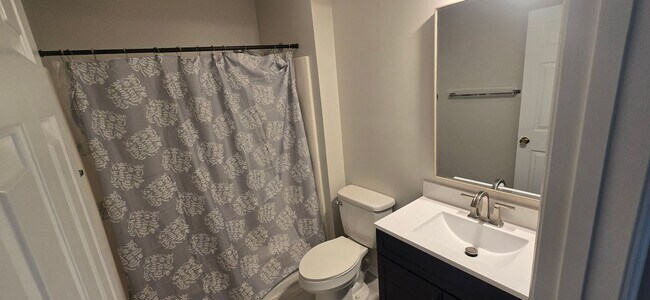 Building Photo - Great clean one level condo convenient to ...