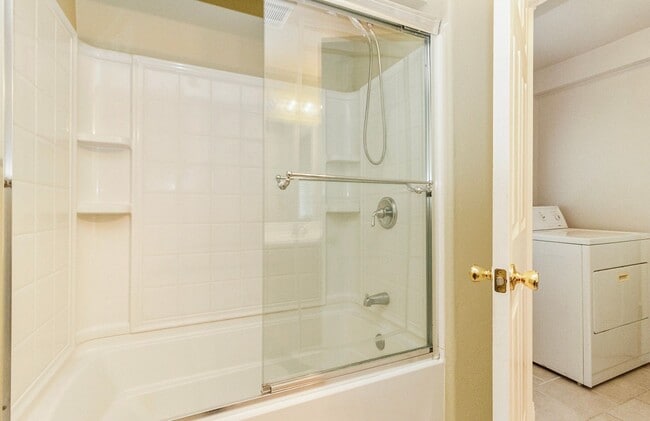 Building Photo - Kirkland Rambler for rent! Contact Jennifer for a showing 4252238096