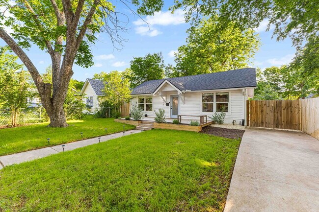 Building Photo - Timeless Charm Meets Modern Comfort in Brookview