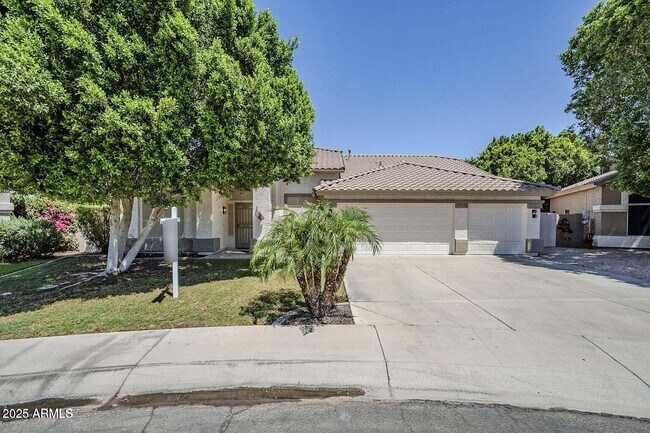 Primary Photo - 1001 N Quail Ln