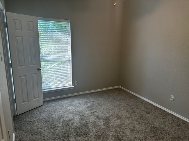 Building Photo - Amazing home in Farmington Estates!