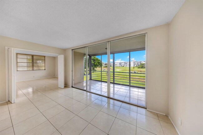 Building Photo - 2601 S Palm Aire Dr