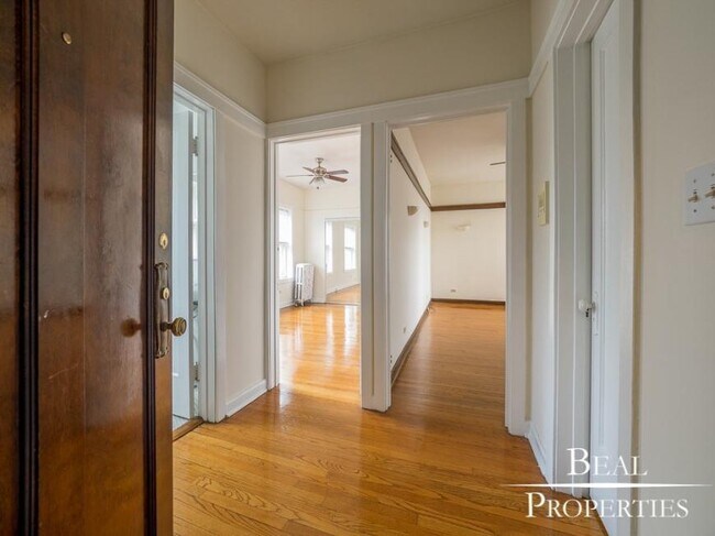 Building Photo - 1 bedroom in CHICAGO IL 60613