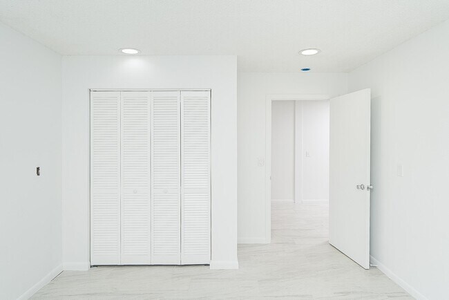 Building Photo - 494 Romano St