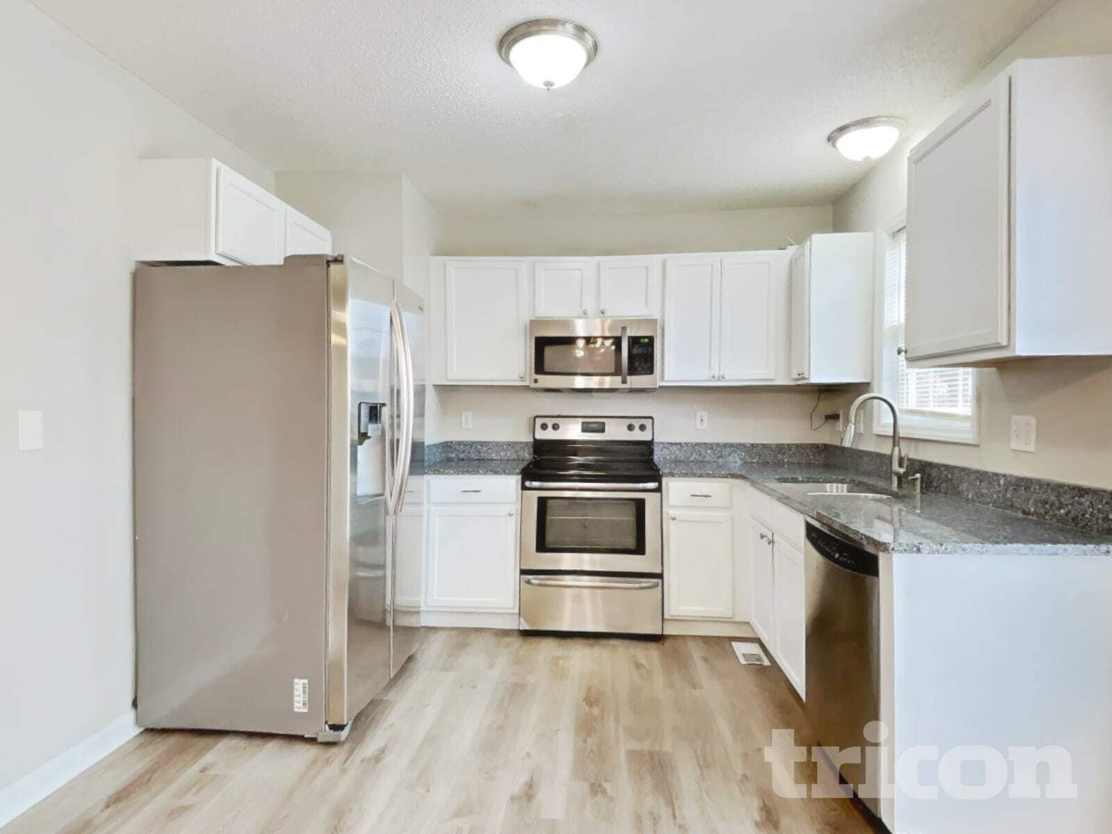 Building Photo - 1037 Cove Cir