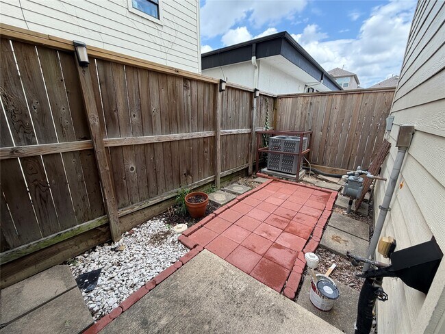 Building Photo - 8715 Meadowcroft Dr