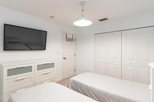 Building Photo - 3381 Commodore Ct