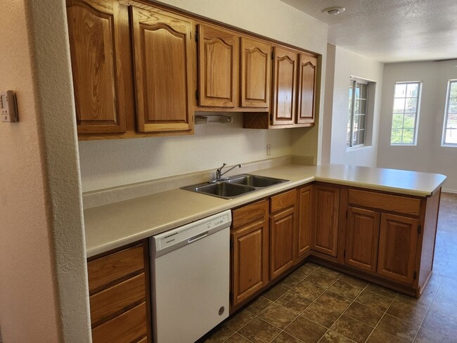 Building Photo - 2 bed / 1 bath in 4 Plex