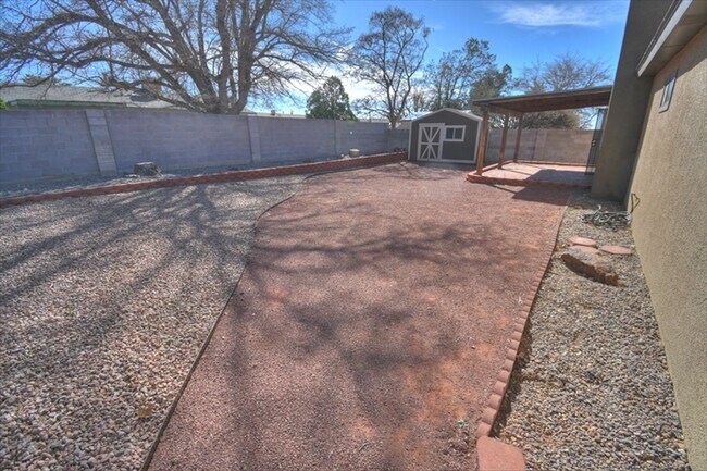 Building Photo - NE Heights 3 Bedroom 2 Bathroom