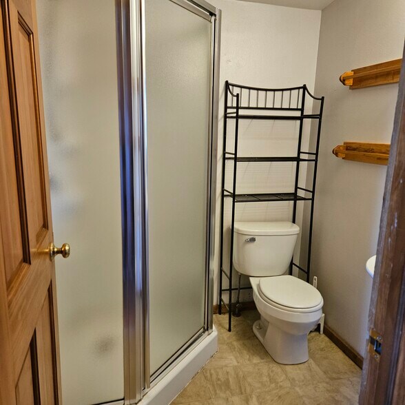 Loft bathroom - 459 Overlook Ct