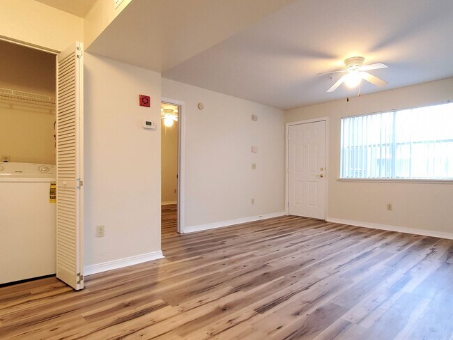 Building Photo - FOR RENT 1 bedroom 1 bath condo, balcony, ...