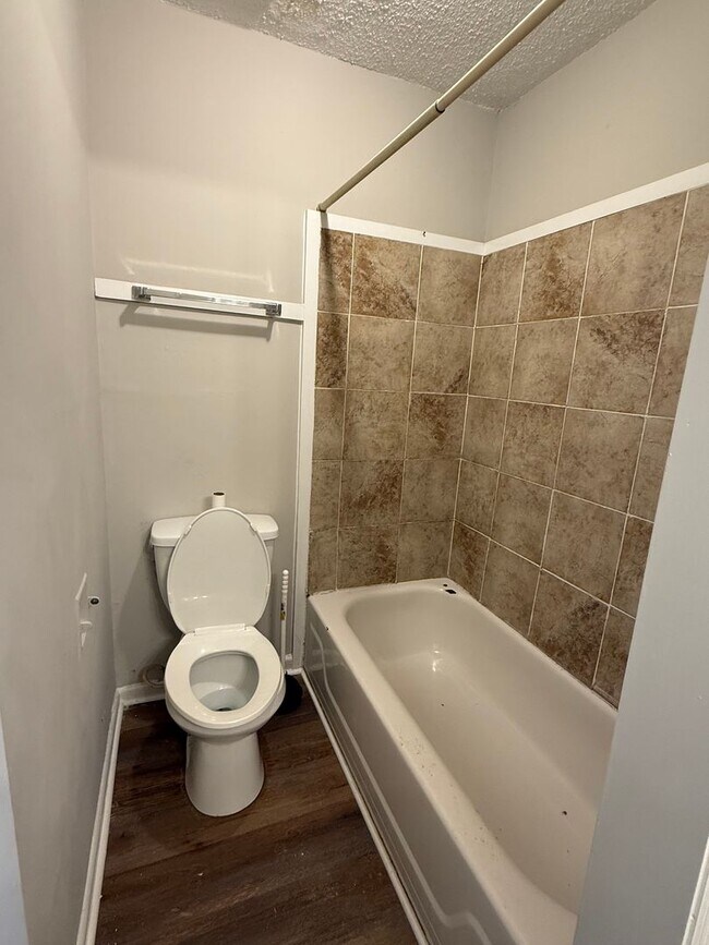 Building Photo - Looking for a comfortable place to call home? We have a great 2 bed, 1.5 bath home!