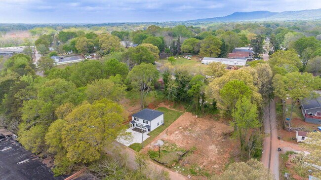 Building Photo - Elegant 2BR/2.5BA Townhome minutes from Downtown Greenville and walking distance to Swamp Rabbit ...