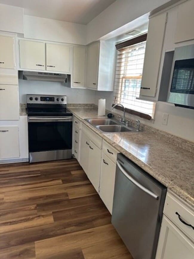 Building Photo - Attractive 3 BR House in Beaumont! Finishe...