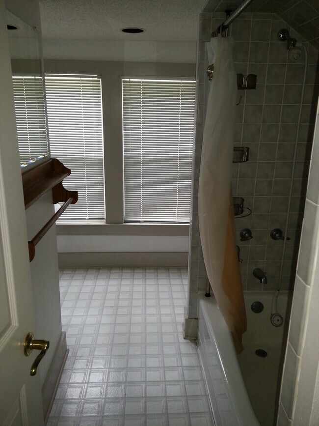 Building Photo - 2 bedroom house on large corner lot in Man...