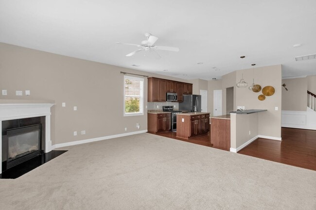 Building Photo - Beautiful Maintanance-Free 3 bedrooms 3 FU...