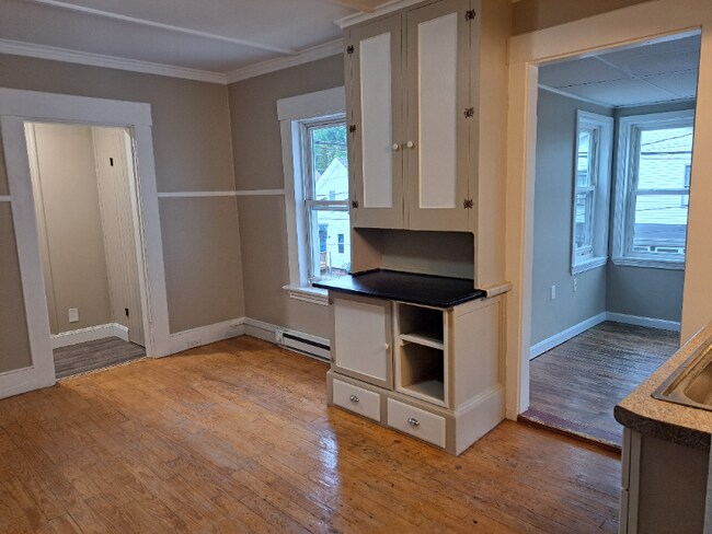 Building Photo - 35 Pine St