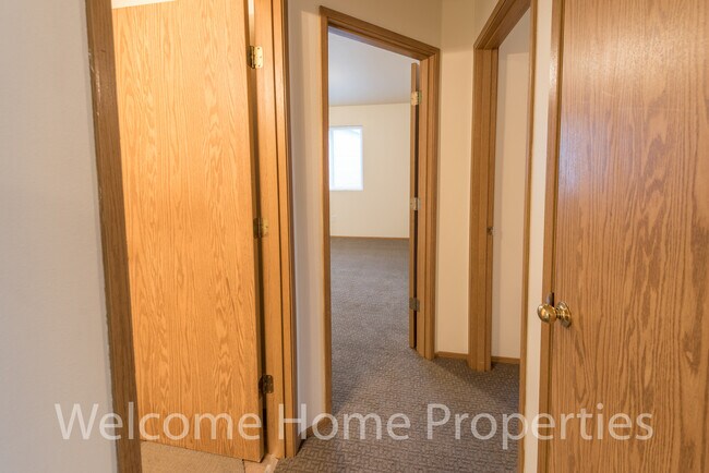 Building Photo - Great 2 bedroom apartment with all-new carpet
