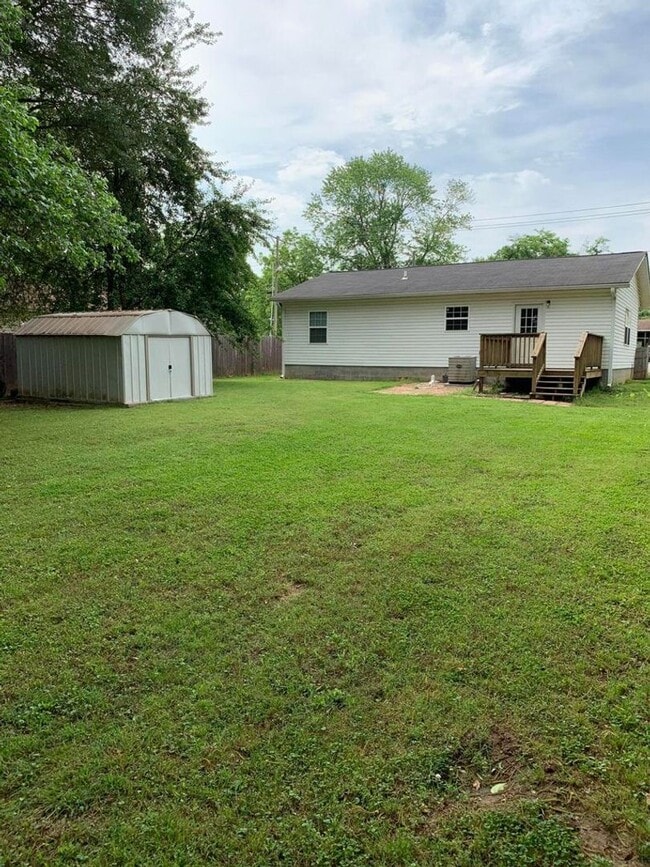 Building Photo - Come take a look at this cute 3 bedroom 1....