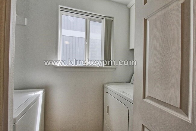 Building Photo - 3 Bed, 2.5 Bath Home in Beaverton near Wes...