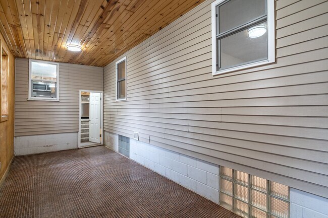 Building Photo - 3 Bedroom Home Available Now!