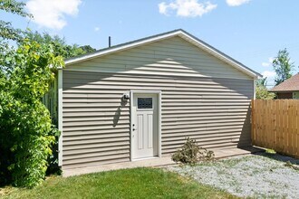 Building Photo - OWNER  PAYS UITLITES!!!