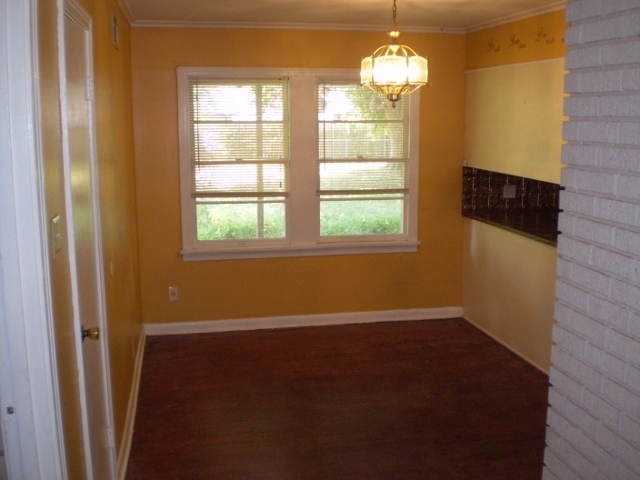 Building Photo - CUTE 3/2 BROADMOOR