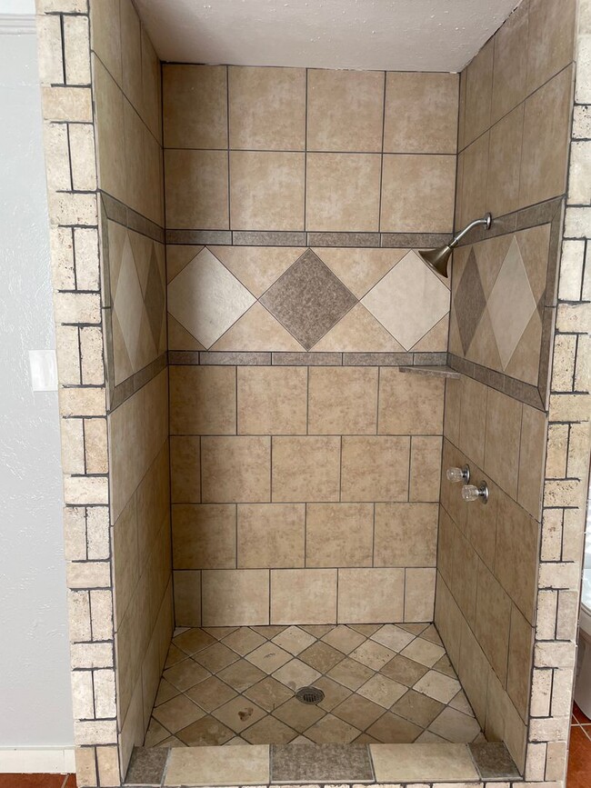 Building Photo - Move in SPECIAL! $995/month