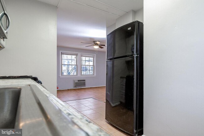 Building Photo - 2415 Ontario Rd NW