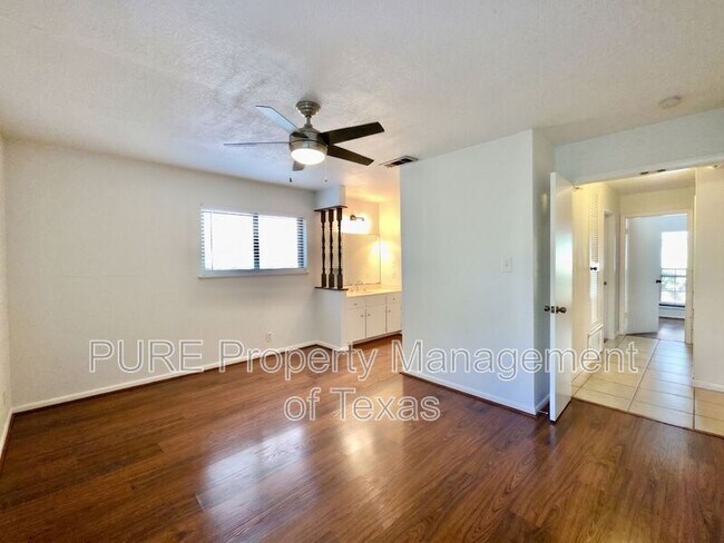 Building Photo - 3000 Lakeside Dr
