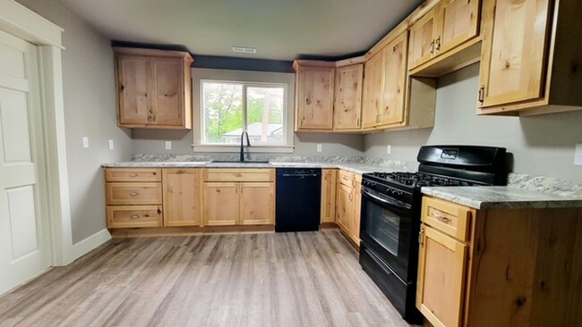 Building Photo - NEWLY REMODLED WITH CHARACTER!