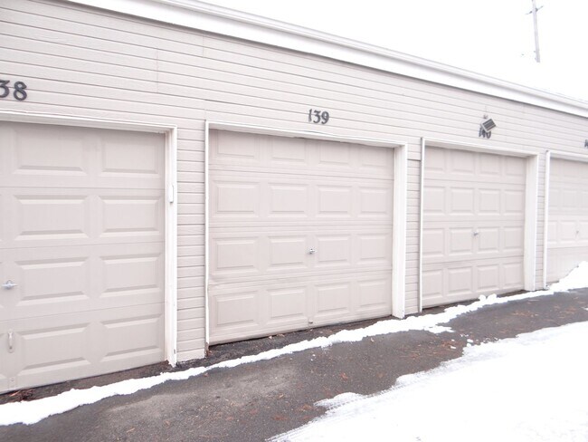 Building Photo - 1 bed 1 bath condo with 650 sf. with detached garage off Jewell and Sheridan