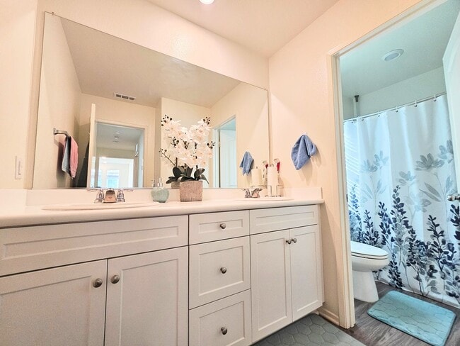 Building Photo - Beautiful Condo In a Nice Neighborhood 2 car garage