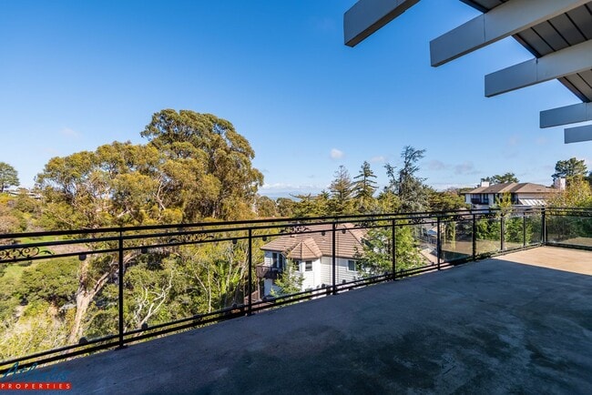 Building Photo - Stunning & Spacious Home | Panoramic Views