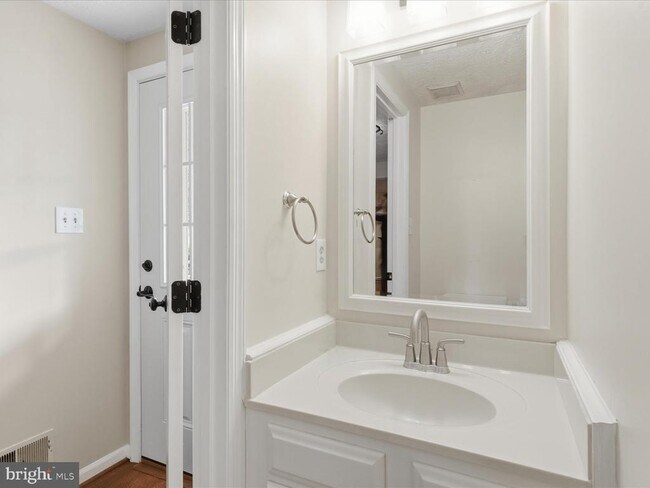 Building Photo - 1563 Autumn Ridge Cir