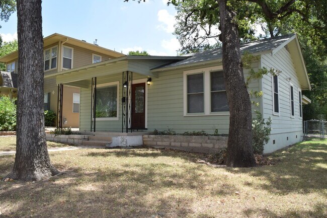 Building Photo - 2 Bedroom off Lake Austin Blvd!