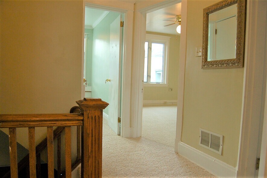 Building Photo - 1527 Orangewood Ave