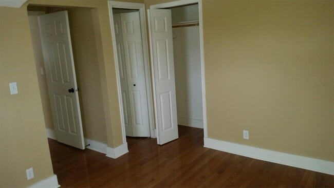 Building Photo - 932 E College St